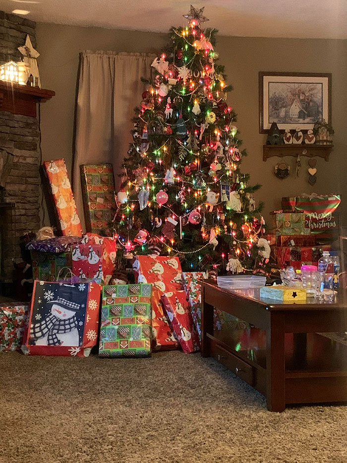 Daughter Gets 27 Presents For Christmas While Her Half-Brother Has Only 1, Dad Feels No Guilt
