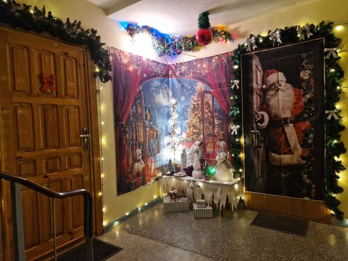 50 Hilarious And Unhinged Ways Lithuanians Decorated Their Sad Apartment Buildings For Christmas