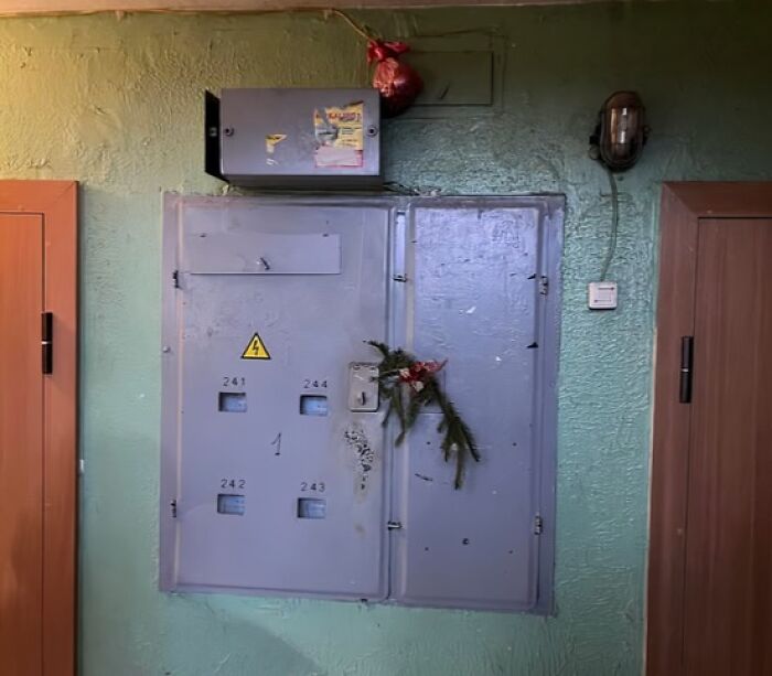 50 Hilarious And Unhinged Ways Lithuanians Decorated Their Sad Apartment Buildings For Christmas