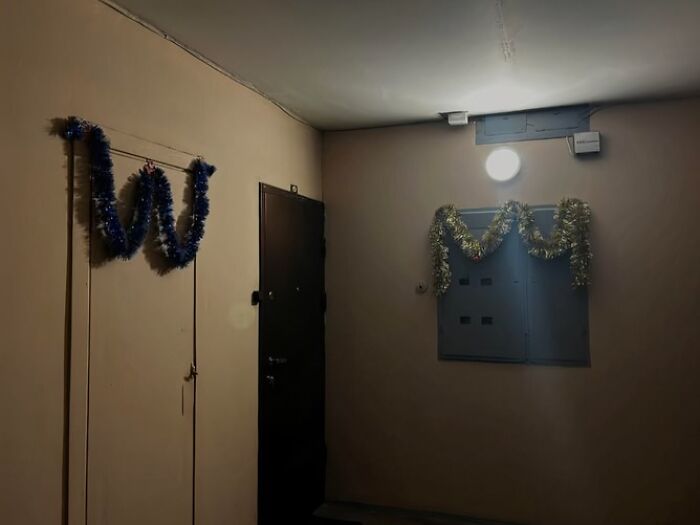 50 Hilarious And Unhinged Ways Lithuanians Decorated Their Sad Apartment Buildings For Christmas