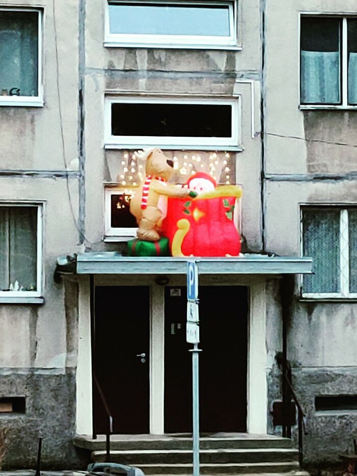 50 Hilarious And Unhinged Ways Lithuanians Decorated Their Sad Apartment Buildings For Christmas