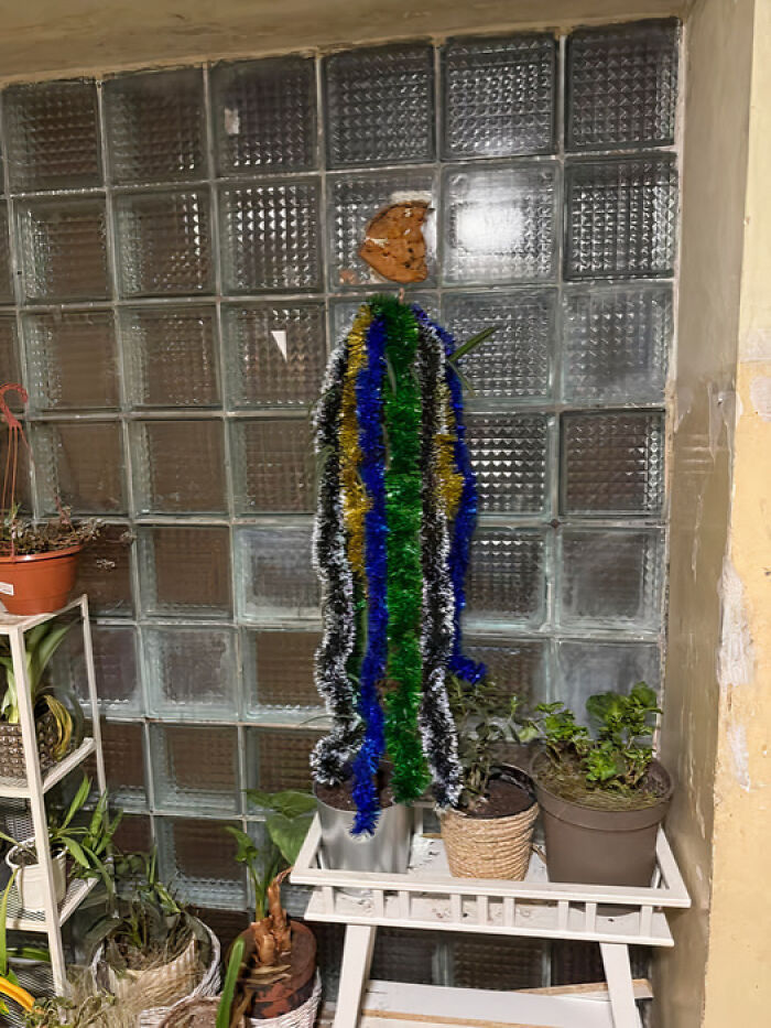 50 Hilarious And Unhinged Ways Lithuanians Decorated Their Sad Apartment Buildings For Christmas