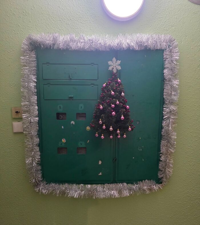 50 Hilarious And Unhinged Ways Lithuanians Decorated Their Sad Apartment Buildings For Christmas