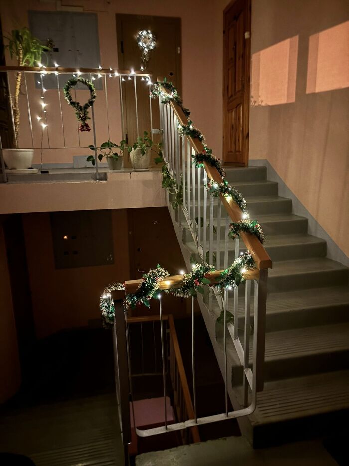 50 Hilarious And Unhinged Ways Lithuanians Decorated Their Sad Apartment Buildings For Christmas