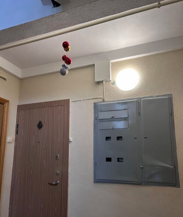 50 Hilarious And Unhinged Ways Lithuanians Decorated Their Sad Apartment Buildings For Christmas