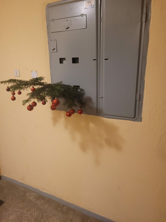 50 Hilarious And Unhinged Ways Lithuanians Decorated Their Sad Apartment Buildings For Christmas