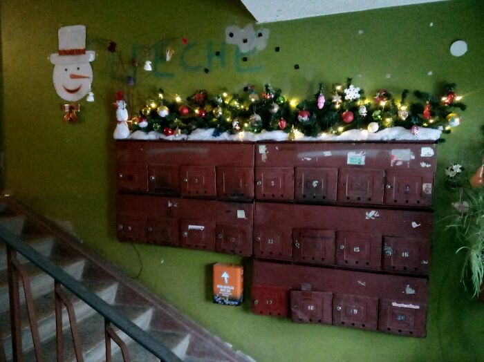 50 Hilarious And Unhinged Ways Lithuanians Decorated Their Sad Apartment Buildings For Christmas