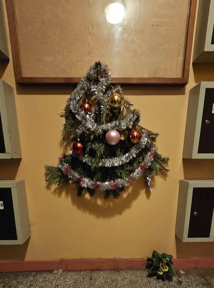 50 Hilarious And Unhinged Ways Lithuanians Decorated Their Sad Apartment Buildings For Christmas