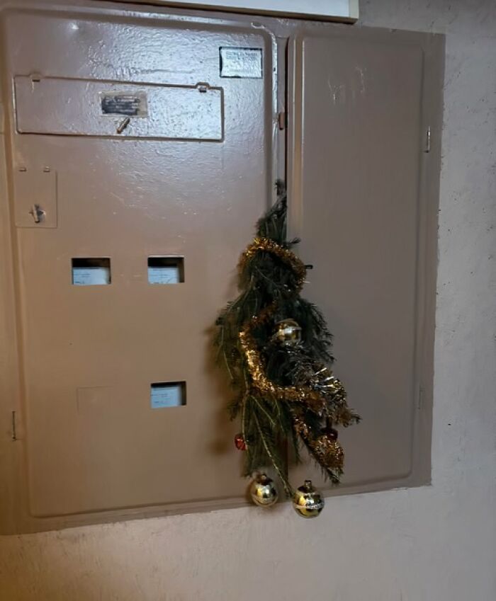 50 Hilarious And Unhinged Ways Lithuanians Decorated Their Sad Apartment Buildings For Christmas
