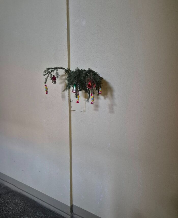 50 Hilarious And Unhinged Ways Lithuanians Decorated Their Sad Apartment Buildings For Christmas