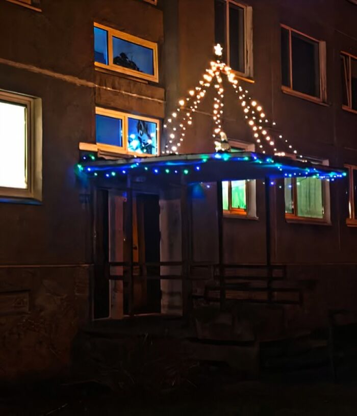 50 Hilarious And Unhinged Ways Lithuanians Decorated Their Sad Apartment Buildings For Christmas
