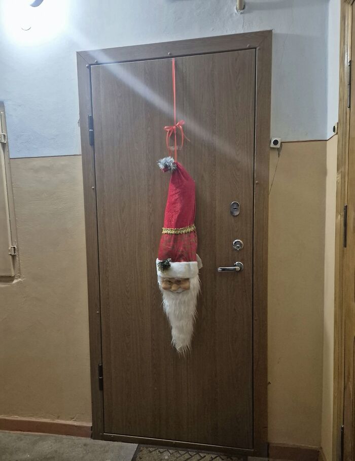 50 Hilarious And Unhinged Ways Lithuanians Decorated Their Sad Apartment Buildings For Christmas