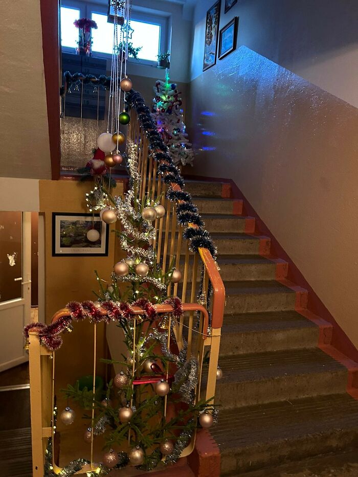 50 Hilarious And Unhinged Ways Lithuanians Decorated Their Sad Apartment Buildings For Christmas