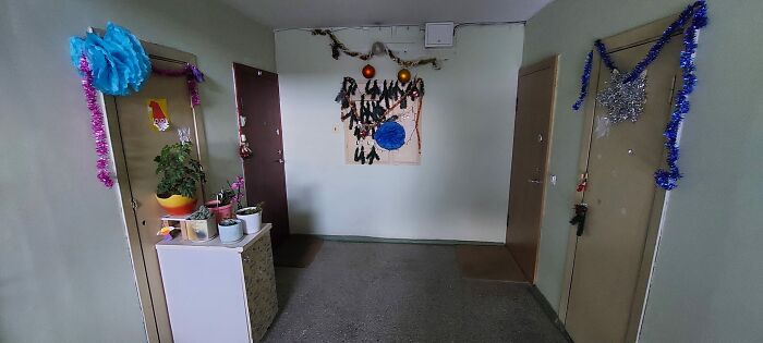 50 Hilarious And Unhinged Ways Lithuanians Decorated Their Sad Apartment Buildings For Christmas