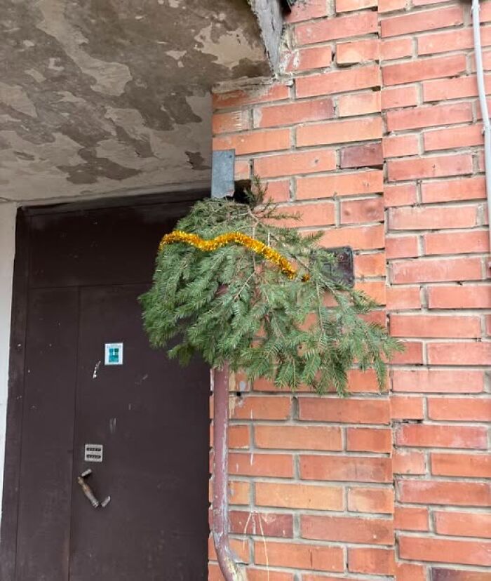 50 Hilarious And Unhinged Ways Lithuanians Decorated Their Sad Apartment Buildings For Christmas