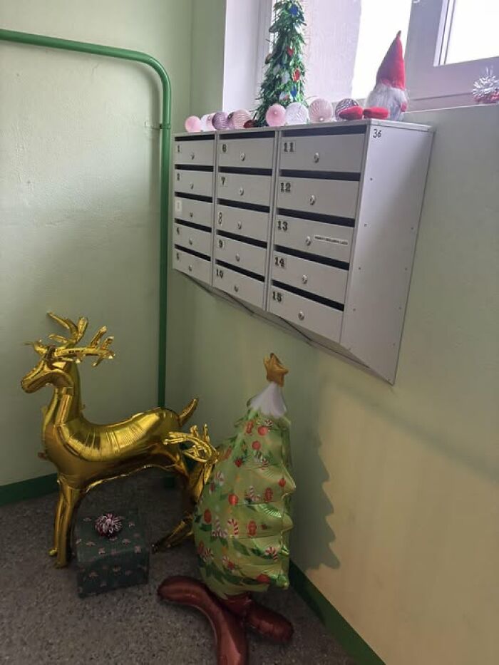 50 Hilarious And Unhinged Ways Lithuanians Decorated Their Sad Apartment Buildings For Christmas