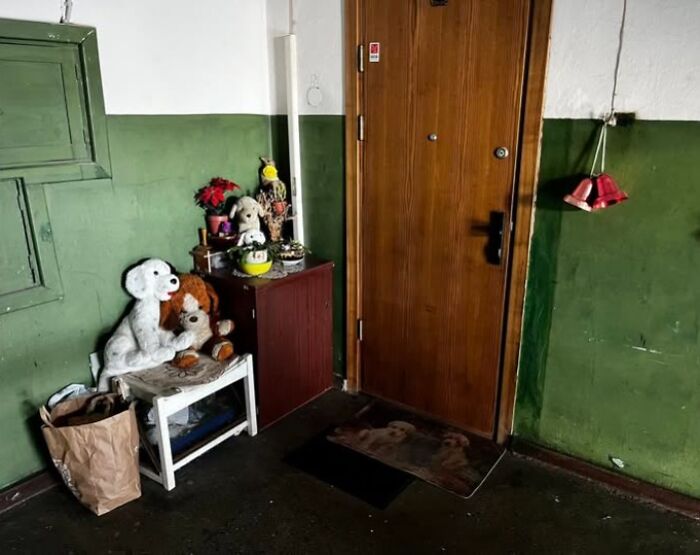 50 Hilarious And Unhinged Ways Lithuanians Decorated Their Sad Apartment Buildings For Christmas