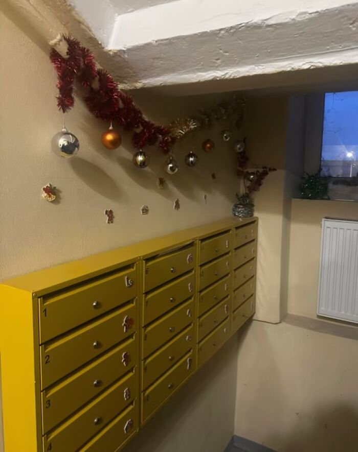 50 Hilarious And Unhinged Ways Lithuanians Decorated Their Sad Apartment Buildings For Christmas