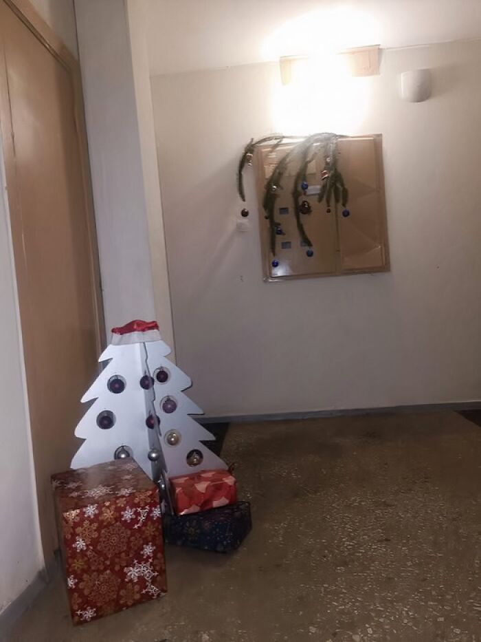 50 Hilarious And Unhinged Ways Lithuanians Decorated Their Sad Apartment Buildings For Christmas