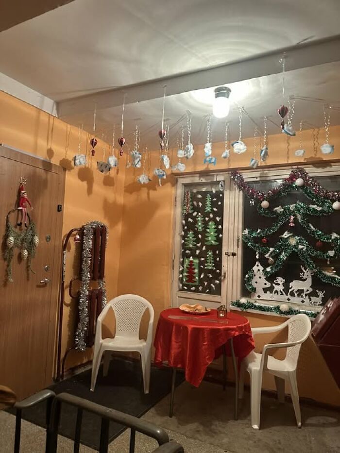 50 Hilarious And Unhinged Ways Lithuanians Decorated Their Sad Apartment Buildings For Christmas
