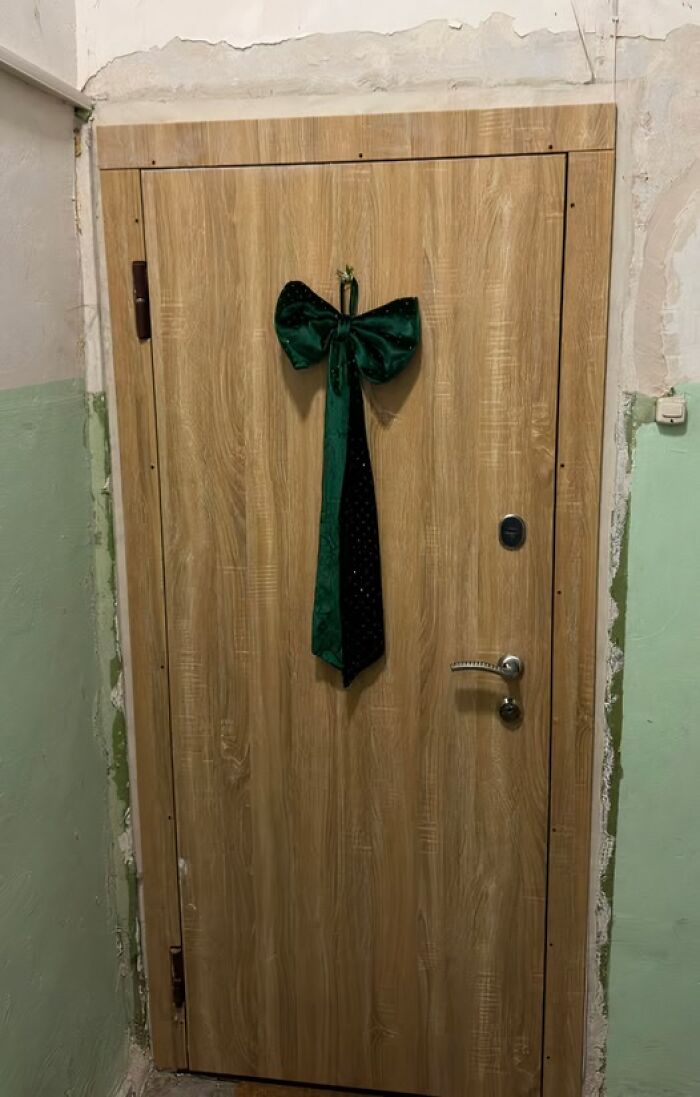 50 Hilarious And Unhinged Ways Lithuanians Decorated Their Sad Apartment Buildings For Christmas