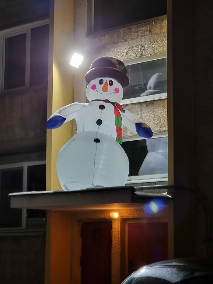 50 Hilarious And Unhinged Ways Lithuanians Decorated Their Sad Apartment Buildings For Christmas