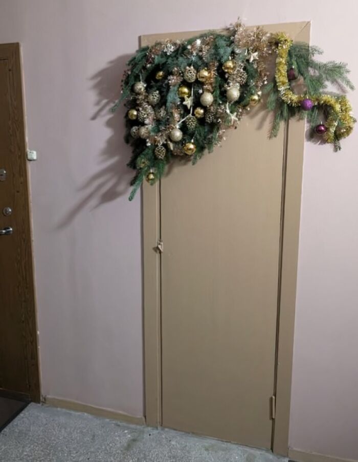 50 Hilarious And Unhinged Ways Lithuanians Decorated Their Sad Apartment Buildings For Christmas