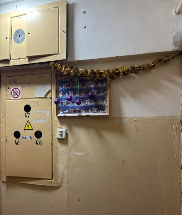 50 Hilarious And Unhinged Ways Lithuanians Decorated Their Sad Apartment Buildings For Christmas