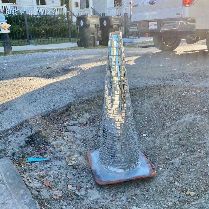 67 Times People Found The Weirdest Things In The Streets