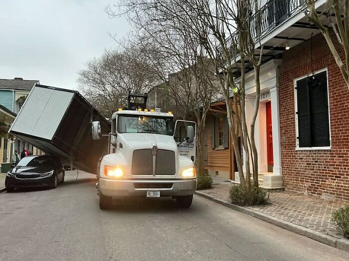 67 Times People Found The Weirdest Things In The Streets