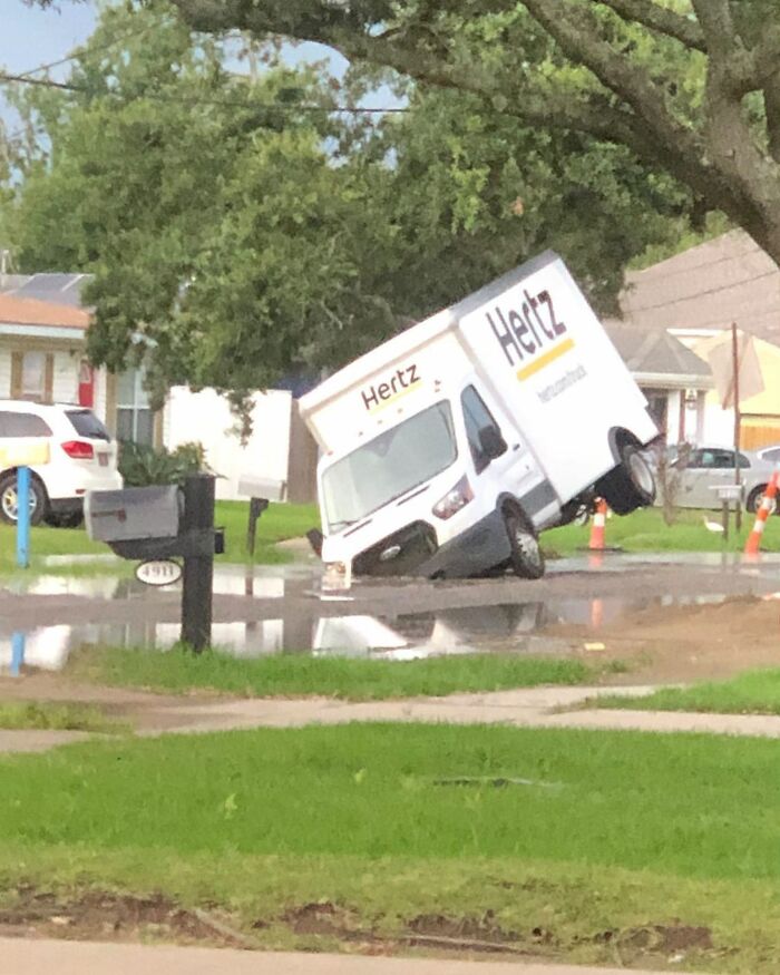 67 Times People Found The Weirdest Things In The Streets