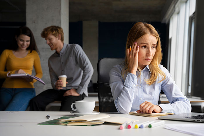 Woman Feels Hostility From New Coworkers, Turns Out They Know About Her Embarrassing One-Night Stand Woman Feels Hostility From New Coworkers, Turns Out They Know About Her Embarrassing One-Night Stand