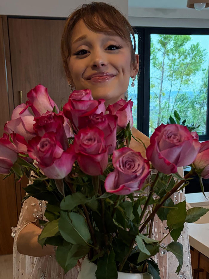 “Needs Help”: Ariana Grande&rsquo;s Photo With Noah Schnapp At Critics Choice Awards Has Fans Talking