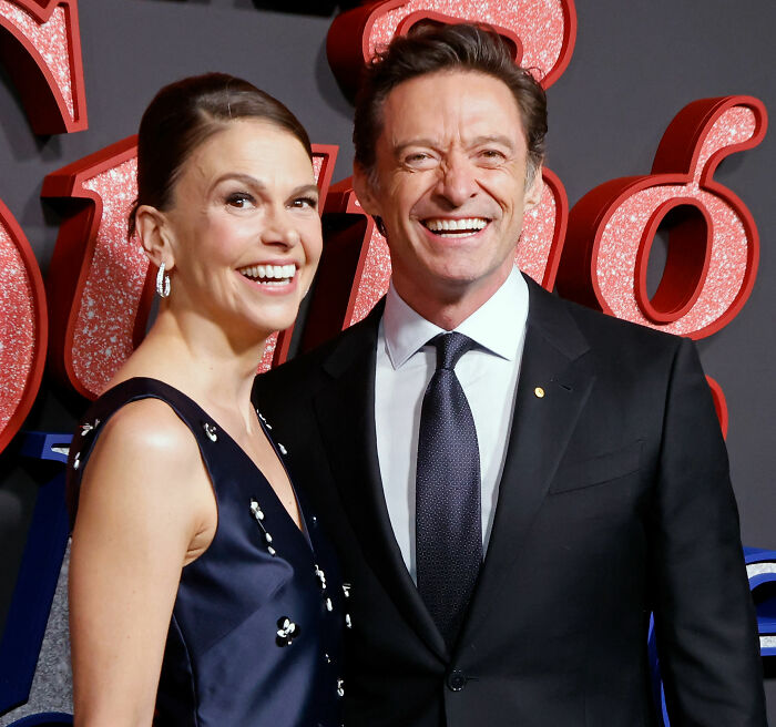 &ldquo;6 Fingers&rdquo;: Fans Spot Odd Detail In Hugh Jackman And Sutton Foster PDA Beach Photos