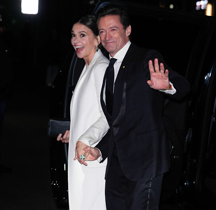 &ldquo;6 Fingers&rdquo;: Fans Spot Odd Detail In Hugh Jackman And Sutton Foster PDA Beach Photos