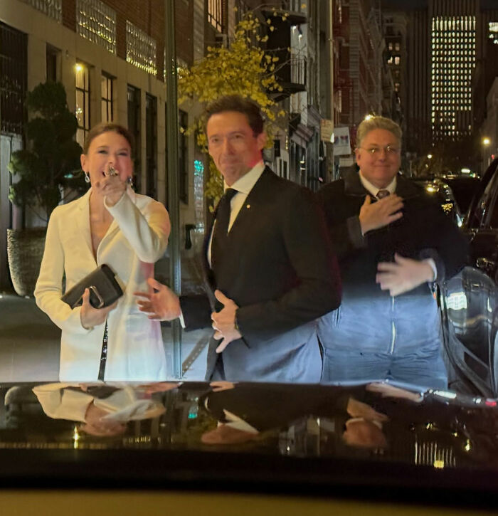 &ldquo;6 Fingers&rdquo;: Fans Spot Odd Detail In Hugh Jackman And Sutton Foster PDA Beach Photos