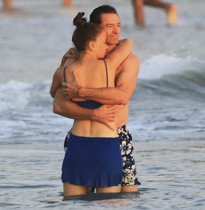 &ldquo;6 Fingers&rdquo;: Fans Spot Odd Detail In Hugh Jackman And Sutton Foster PDA Beach Photos