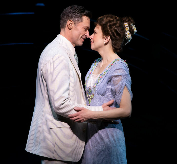 &ldquo;6 Fingers&rdquo;: Fans Spot Odd Detail In Hugh Jackman And Sutton Foster PDA Beach Photos