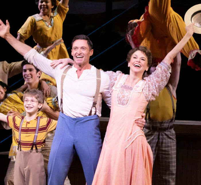 &ldquo;6 Fingers&rdquo;: Fans Spot Odd Detail In Hugh Jackman And Sutton Foster PDA Beach Photos