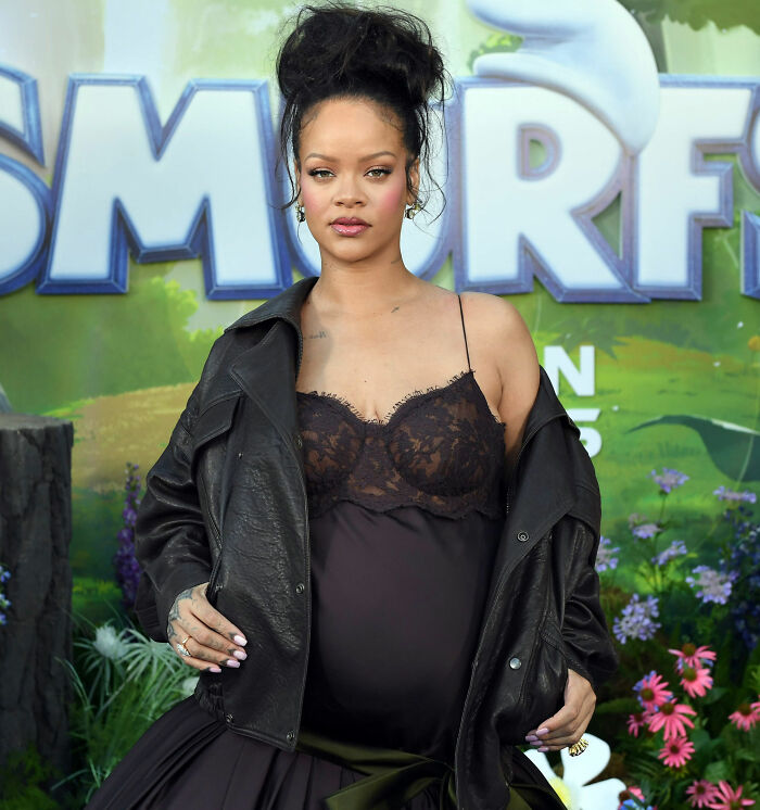 Rihanna’s “Distorted” Lingerie Photos Called Out For Manipulation After Fans Notice Key Details Rihanna’s “Distorted” Lingerie Photos Called Out For Manipulation After Fans Notice Key Details