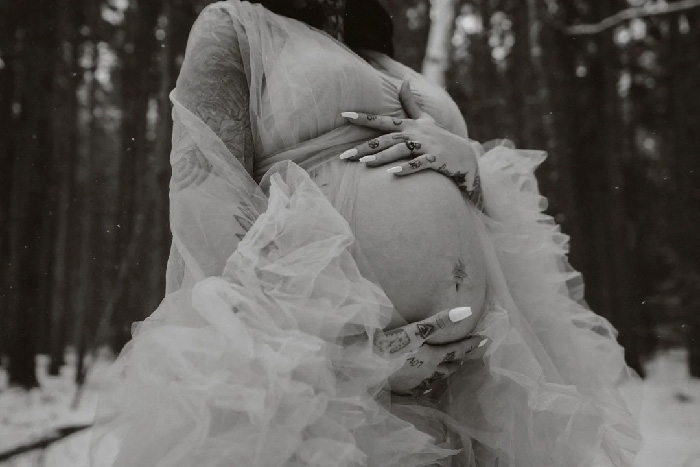 30 Creative Maternity Photoshoot Ideas To Try Right Now