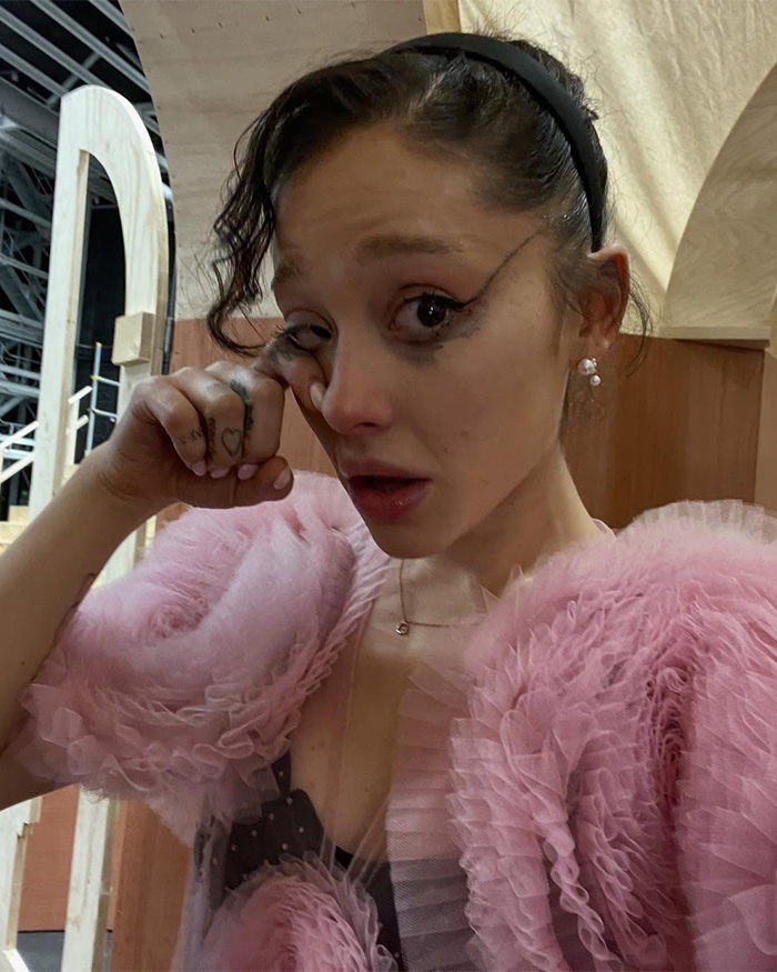 &ldquo;Everyday She Looks Worst&rdquo;: Ariana Grande&rsquo;s Latest ‘Wicked’ Set Photo Fuels Concern
