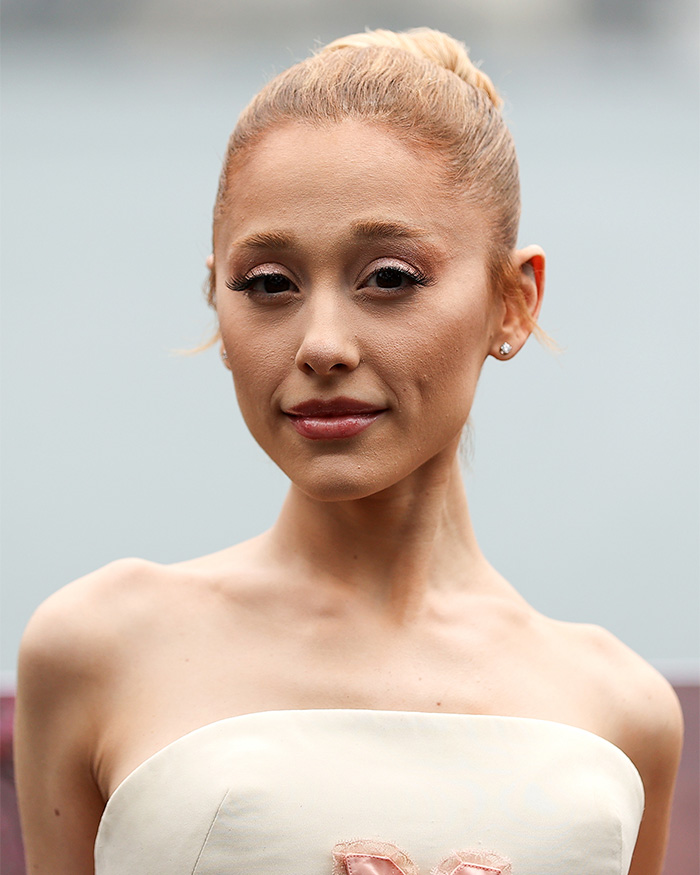 &ldquo;Everyday She Looks Worst&rdquo;: Ariana Grande&rsquo;s Latest ‘Wicked’ Set Photo Fuels Concern