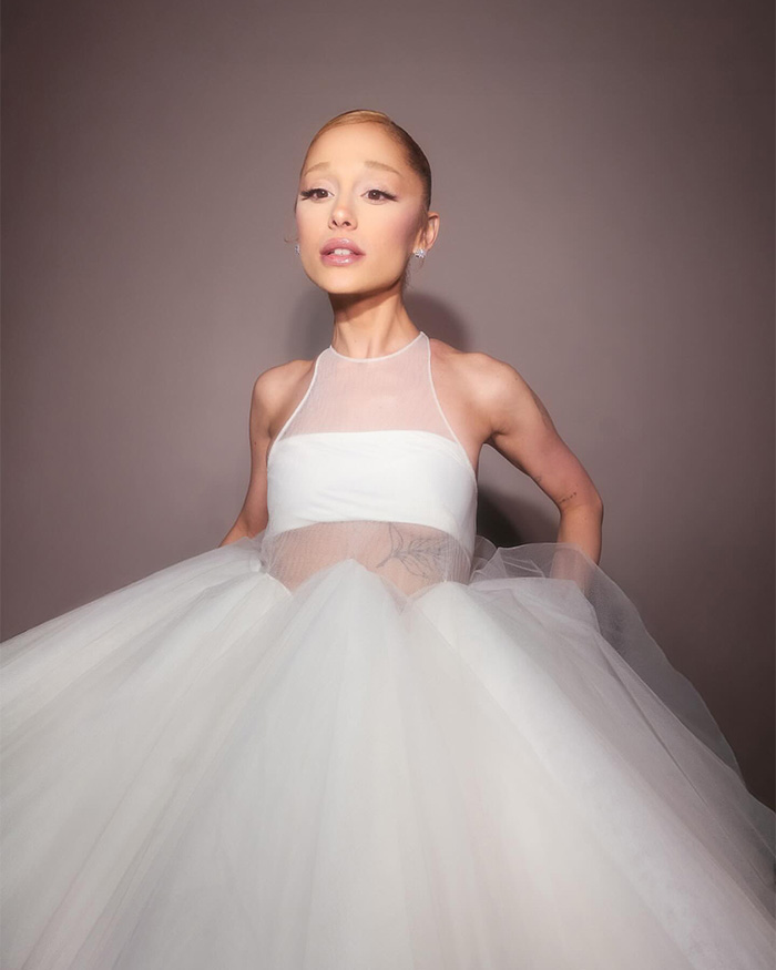 &ldquo;Everyday She Looks Worst&rdquo;: Ariana Grande&rsquo;s Latest ‘Wicked’ Set Photo Fuels Concern