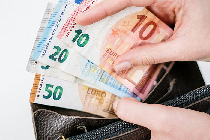 Man Feels Like His GF’s ATM After She Quits Her Job And Demands Marriage For Security Man Feels Like His GF’s ATM After She Quits Her Job And Demands Marriage For Security