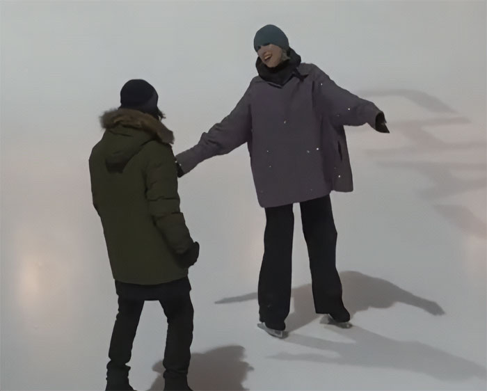 Video Of Keanu Reeves “In Pain” While Ice Skating With Girlfriend Reignites Conspiracy Theories Video Of Keanu Reeves “In Pain” While Ice Skating With Girlfriend Reignites Conspiracy Theories