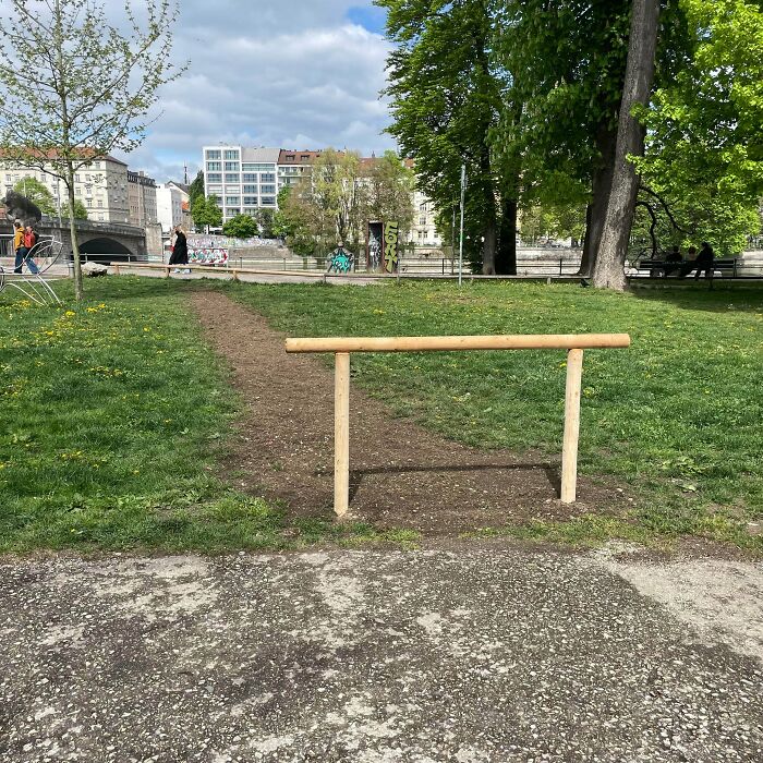 94 &ldquo;Desire Paths&rdquo; That Show How Cities Plan In Theory &mdash; And People Walk In Reality (New Pics)