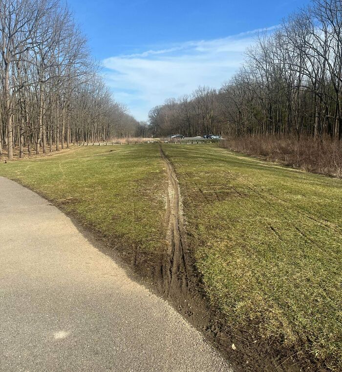 94 &ldquo;Desire Paths&rdquo; That Show How Cities Plan In Theory &mdash; And People Walk In Reality (New Pics)