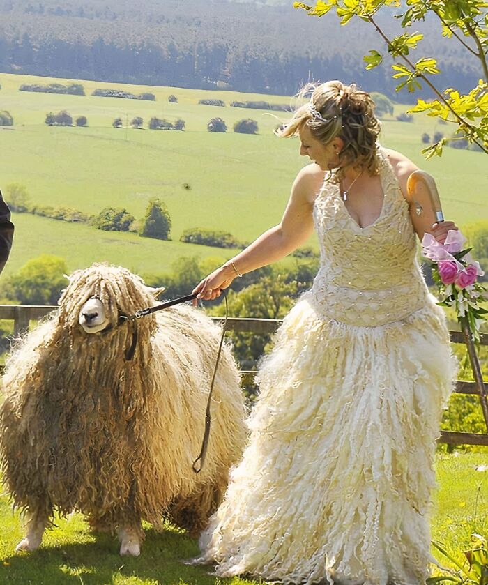 30 Wedding Dresses That Reveal Questionable Taste