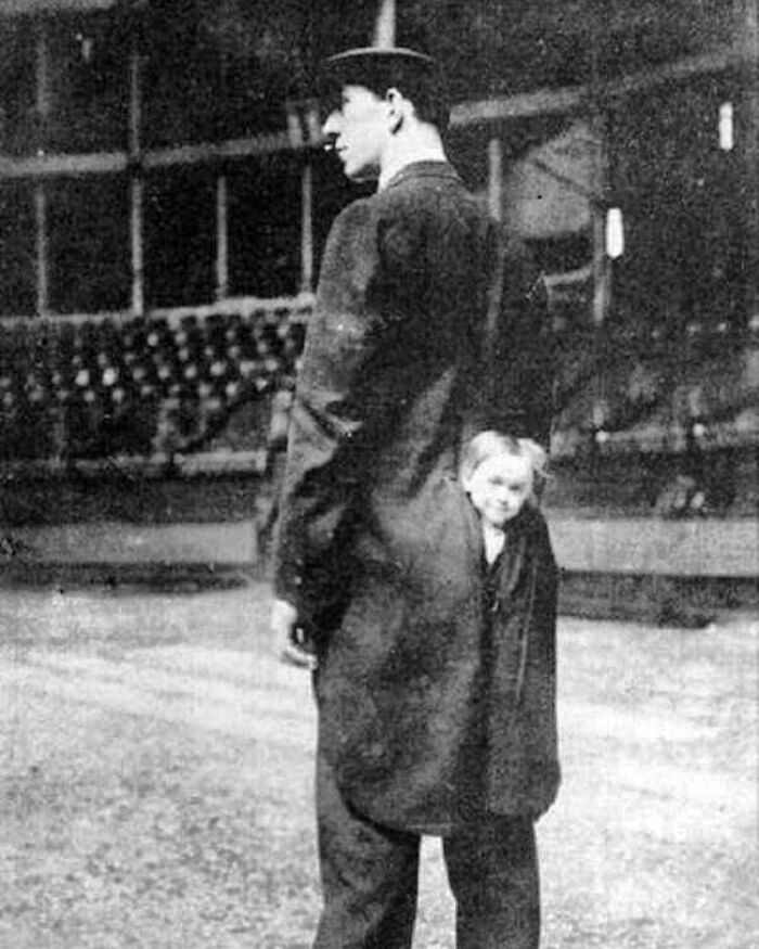 92 Old Black & White Pics You Might Enjoy If You Like Everything Odd And Creepy